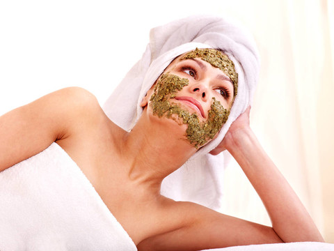 女性在SPA得到面膜。