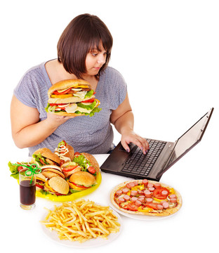 女人吃垃圾食品。