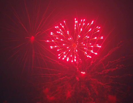 黑色夜空中的煙花爆炸