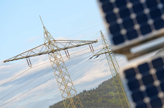 具有高壓塔的太陽能電池板