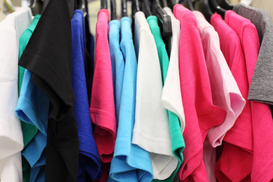 五彩休閑服裝商店的品種；T恤衫掛在衣架上