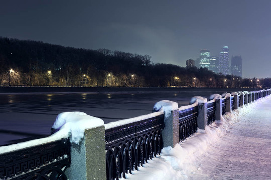 Moskva河碼頭和莫斯科城市綜合體在冬季夜間觀