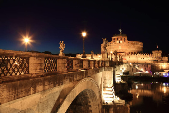 桑特安吉洛橋和Sant Angelo Castel在晚上；美麗的古老的雕塑和燈籠