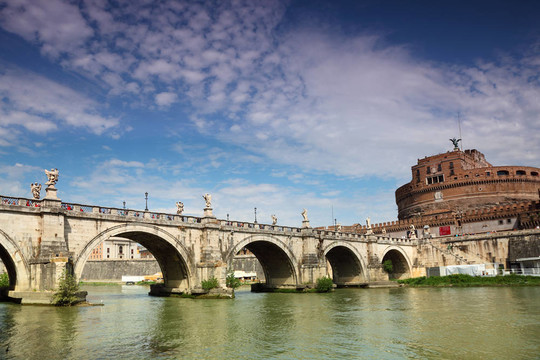 Sant Angelo Castel和桑特安吉洛橋在夏天在羅馬；意大利