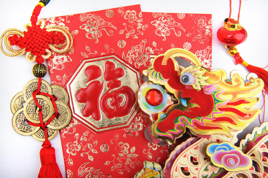 中國(guó)新年的裝飾品--傳統(tǒng)舞龍；金幣和錢(qián)的紅包；紅鞭炮