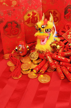 中國(guó)新年的裝飾品--傳統(tǒng)舞龍；金幣和錢(qián)的紅包；紅鞭炮
