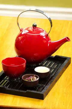 在紅罐荔枝和牡丹綠茶