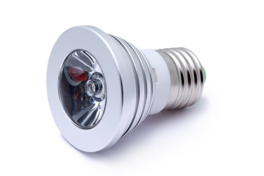 白光背景下的多色LED燈泡；LED手電筒