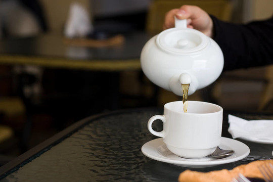 咖啡壺里的杯子和茶壺