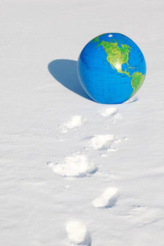 冬季雪地上的大型充氣球；雪地上的腳印