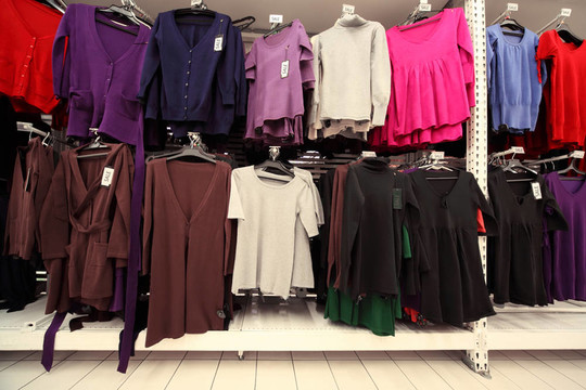 在大型女性服裝店；多種顏色的球衣運(yùn)動衫
