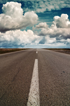 公路上空的云