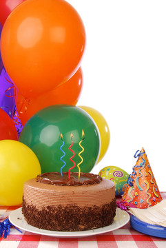 巧克力生日蛋糕和氣球