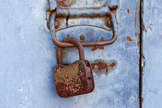 在一個舊的金屬門Rusty padlock