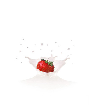 Strawberry落入牛奶引起飛濺和下降