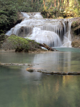瀑布流向地板