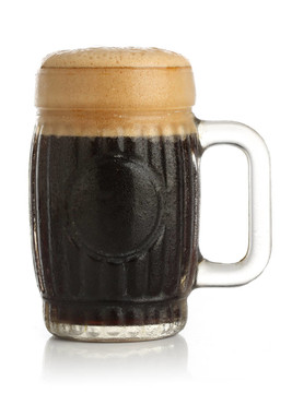 白底新鮮啤酒杯