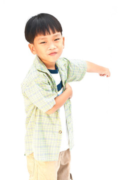 白人背景下孤立的亞洲小男孩