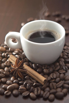 杯與chinnamon和茴香的熱咖啡