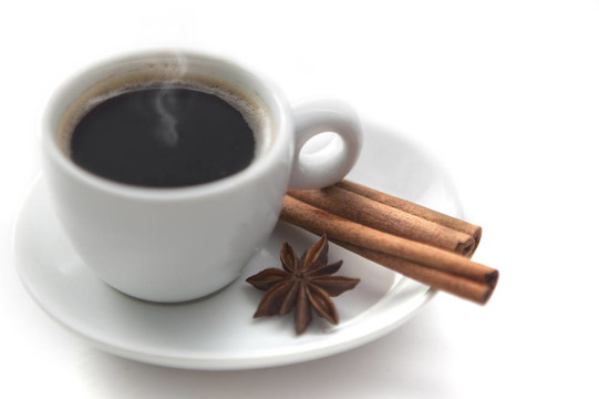 杯與chinnamon和茴香的熱咖啡