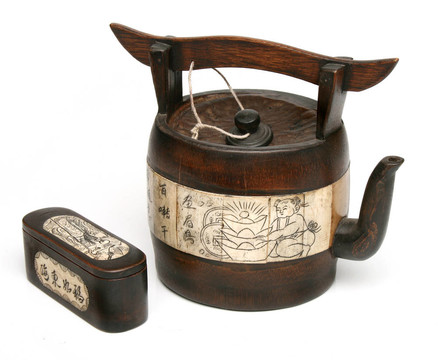 仿古中國(guó)竹和象牙茶壺。更多的茶葉圖像