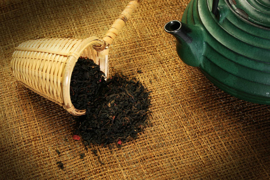 中國茶壺和一勺香草茶柳條葉。更多的畫廊