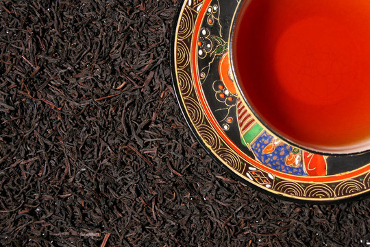 黑茶葉和中國茶杯