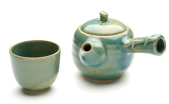古色古香的中國(guó)茶壺和白色背景的茶杯