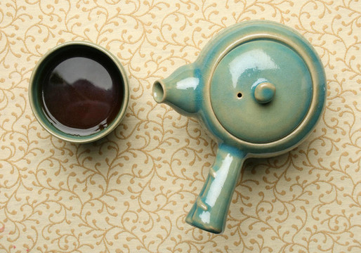 古色古香的中國茶壺和一杯茶
