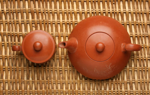 古色古香的中國(guó)茶壺和一杯茶