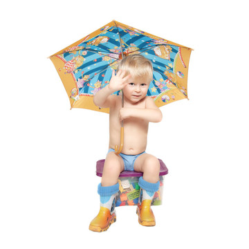 雨傘下的男孩坐在盒子上