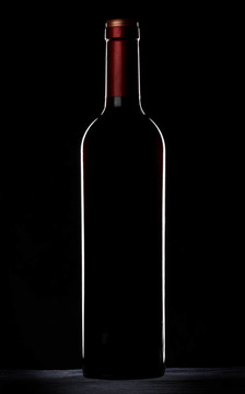 黑底紅酒酒瓶剪影