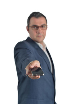 孤立的白人商人展示他的手機(jī)