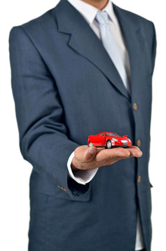 商人手里拿著玩具車