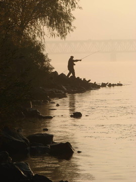 落日附近的孤独渔夫剪影