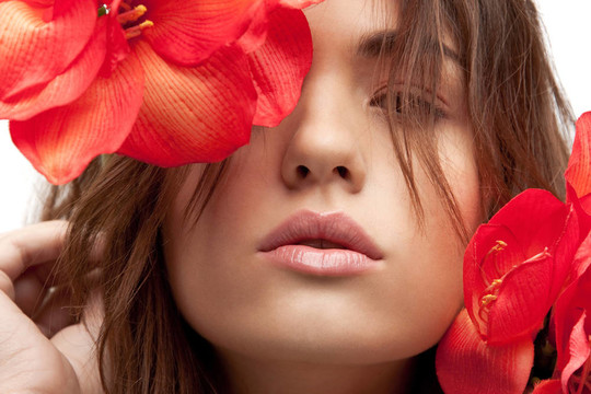 可愛(ài)的女人與紅花