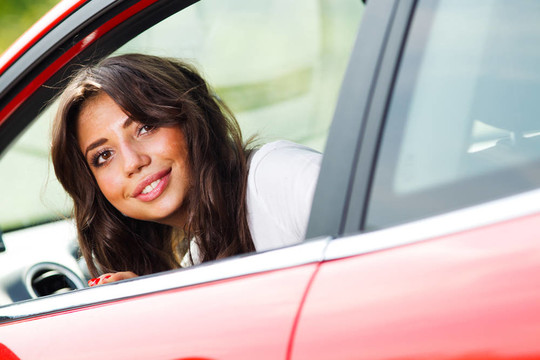 年輕漂亮的女人看著車的后面