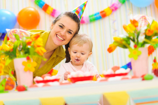 微笑媽媽在生日派對上吃抹嬰兒