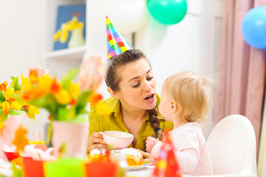 母親慶祝她孩子的第一個生日