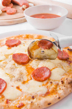 意大利辣味香肠比萨。