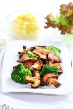 烤豬肉和香菇