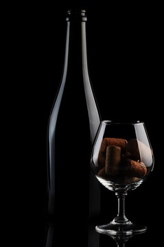 Cork在酒杯和酒瓶里