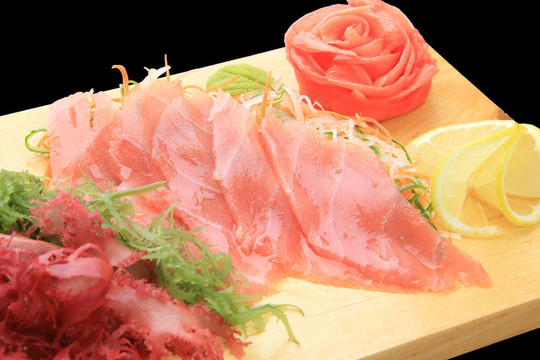 刺身金槍魚板上