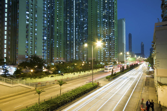 城市與夜間交通沿線
