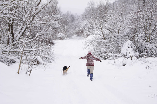 在雪中奔跑