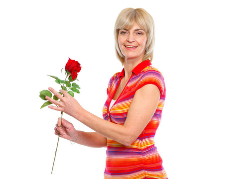快樂的老婦人拿著紅玫瑰