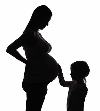 孕婦與女兒的剪影