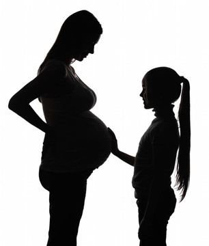 孕婦與女兒的剪影