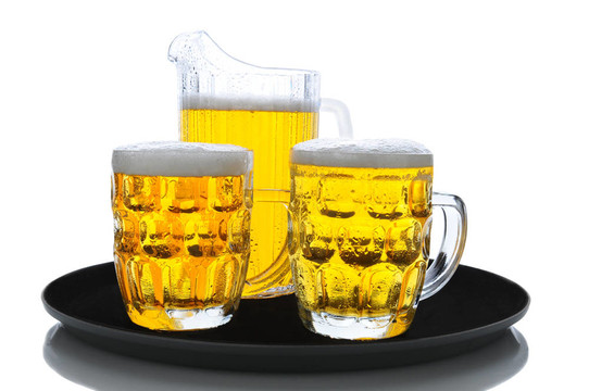 啤酒罐和玻璃杯