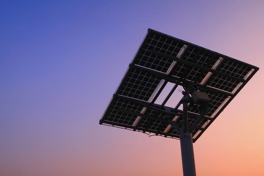 太陽能電池板剪影非常美麗日落